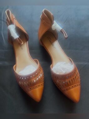 #S1093 Breckelles Tan Laser-Cut Pointed Ankle-Strap Sandals- SZ 8-1/2   NEW